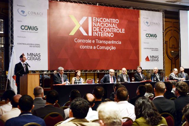 Mesa de abertura do evento realizado em Belo Horizonte (MG).